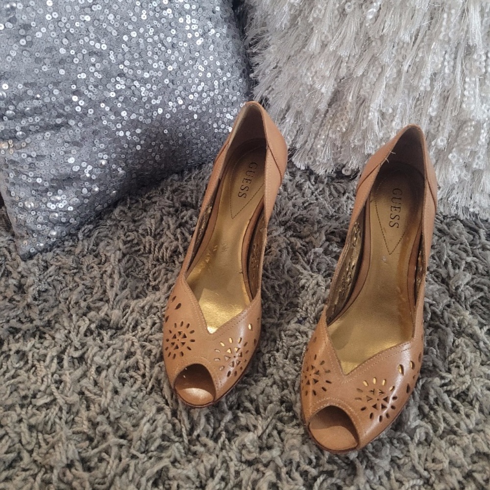 Guess tan sandals Peep toe - size 7